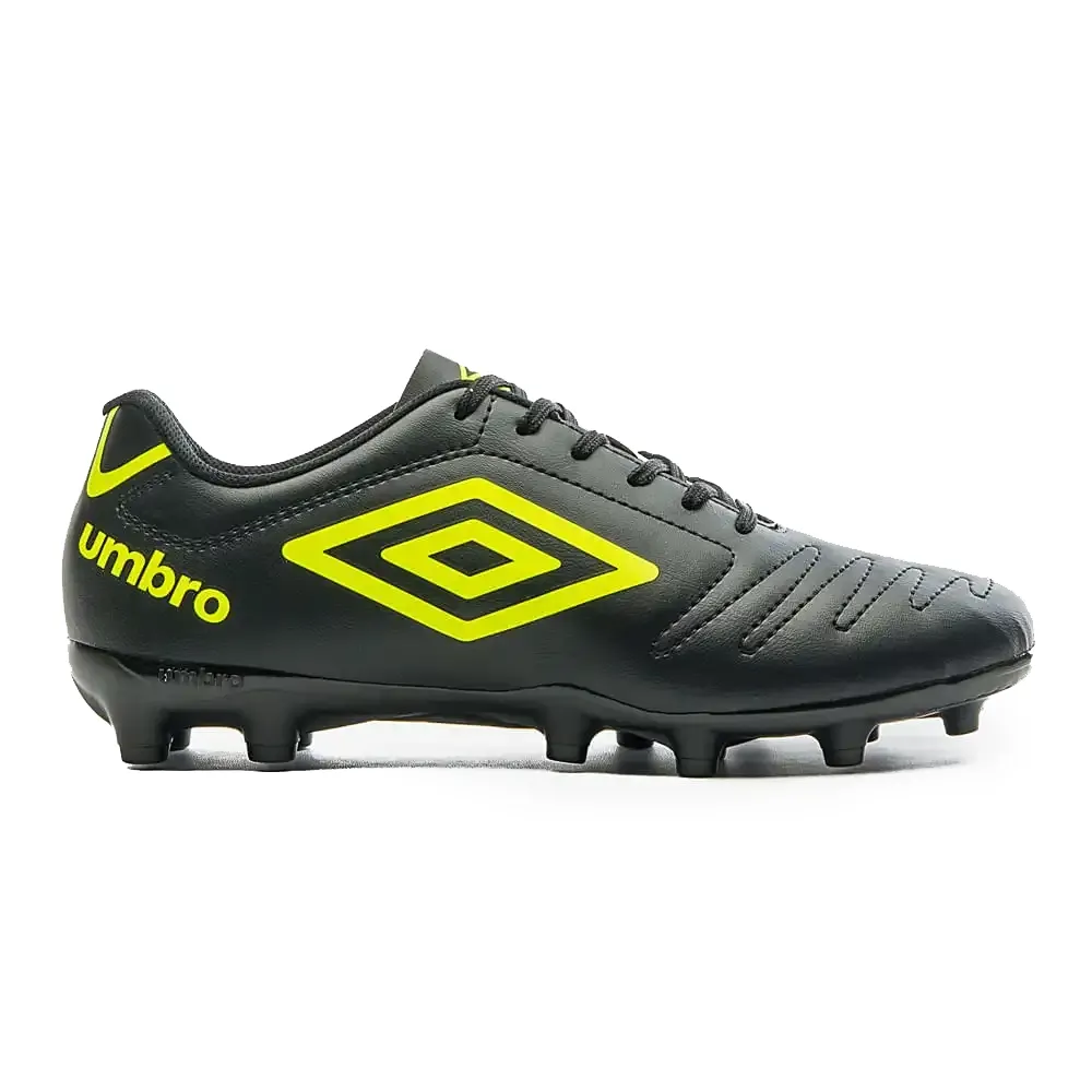 Chuteira de campo masculina Umbro preta com detalhes amarelos, vista frontal
